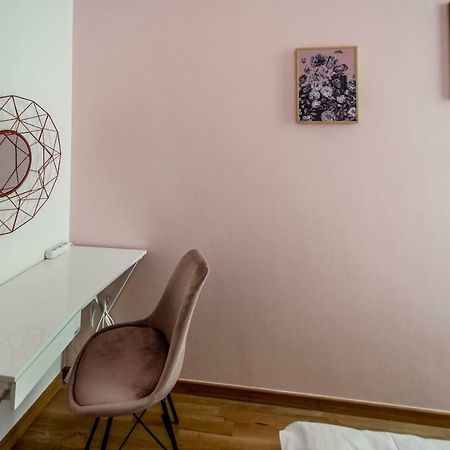 Design 3BDR Apartment in residence, FREE PARKING Praag Buitenkant foto