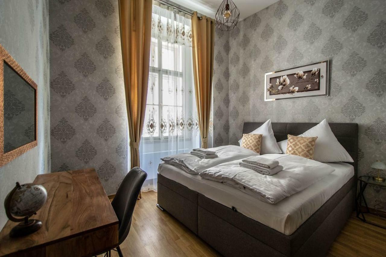 Design 3BDR Apartment in residence, FREE PARKING Praag Buitenkant foto