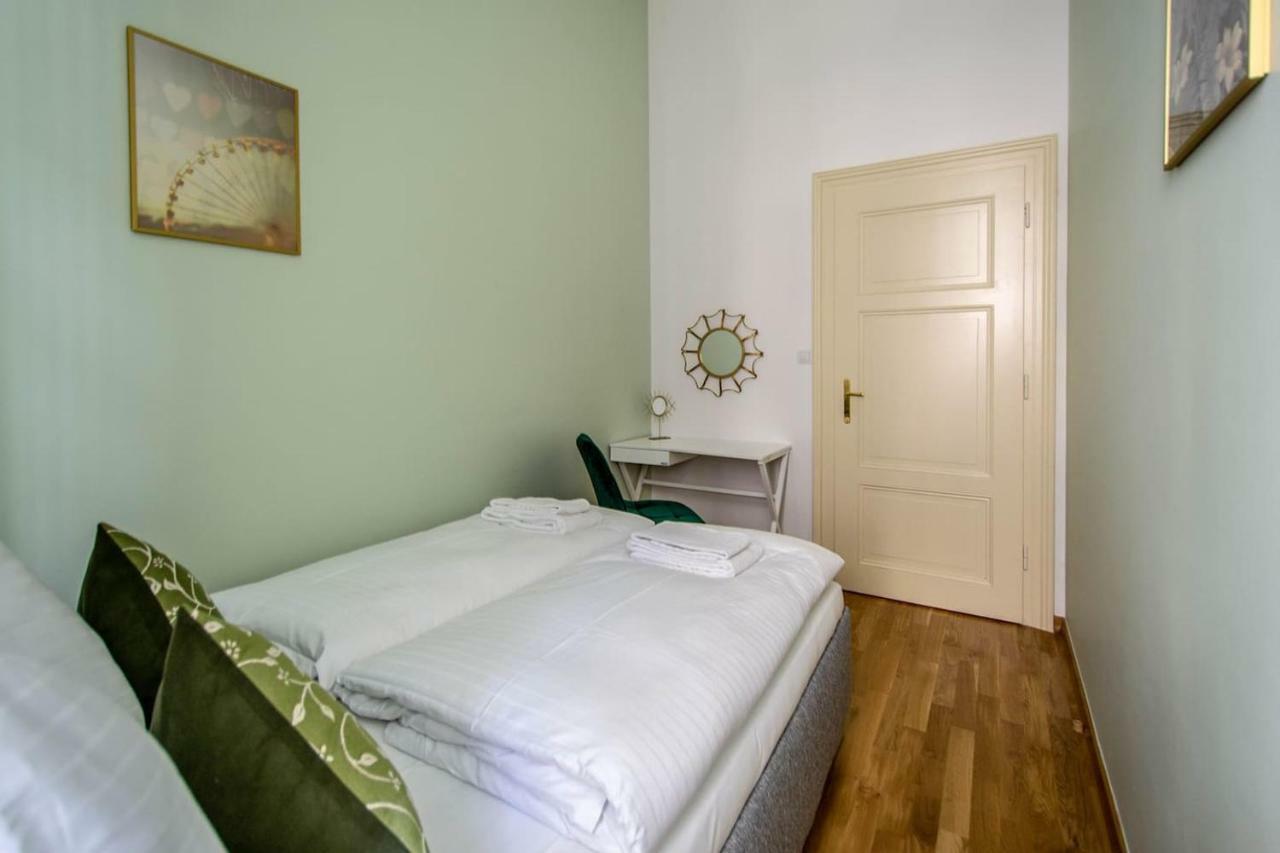 Design 3BDR Apartment in residence, FREE PARKING Praag Buitenkant foto